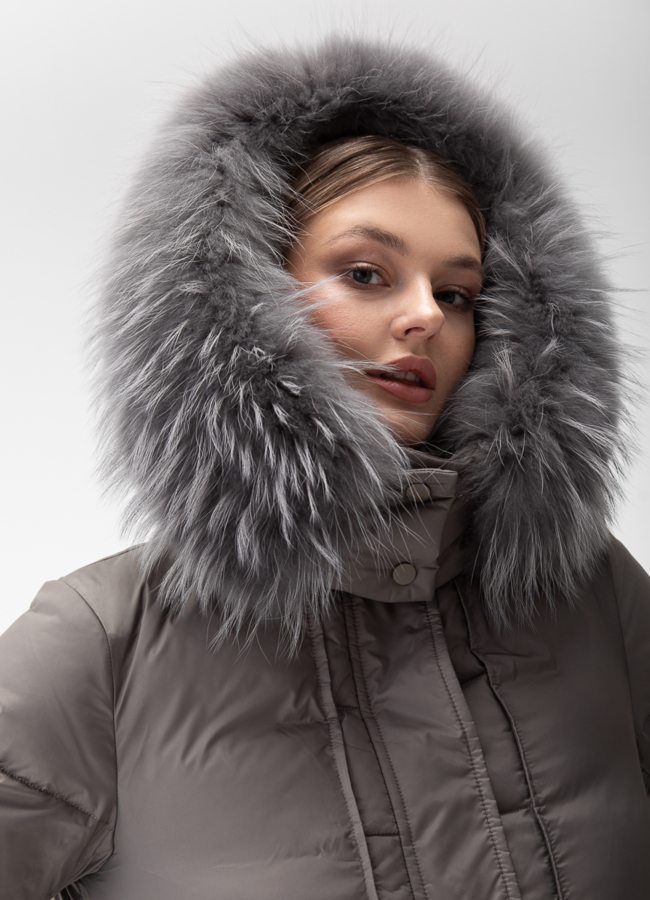 Женский пуховик с капюшоном из меха енота модель № 29205 универмаг малина