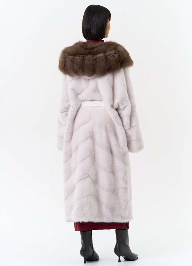 фото Белая шуба из меха норки с капюшоном из меха куницы модель № 28669