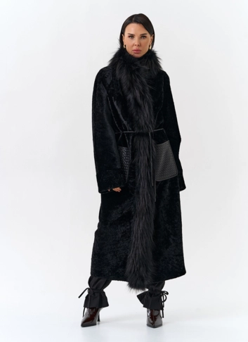 Женская дубленка с отделкой из меха лисы