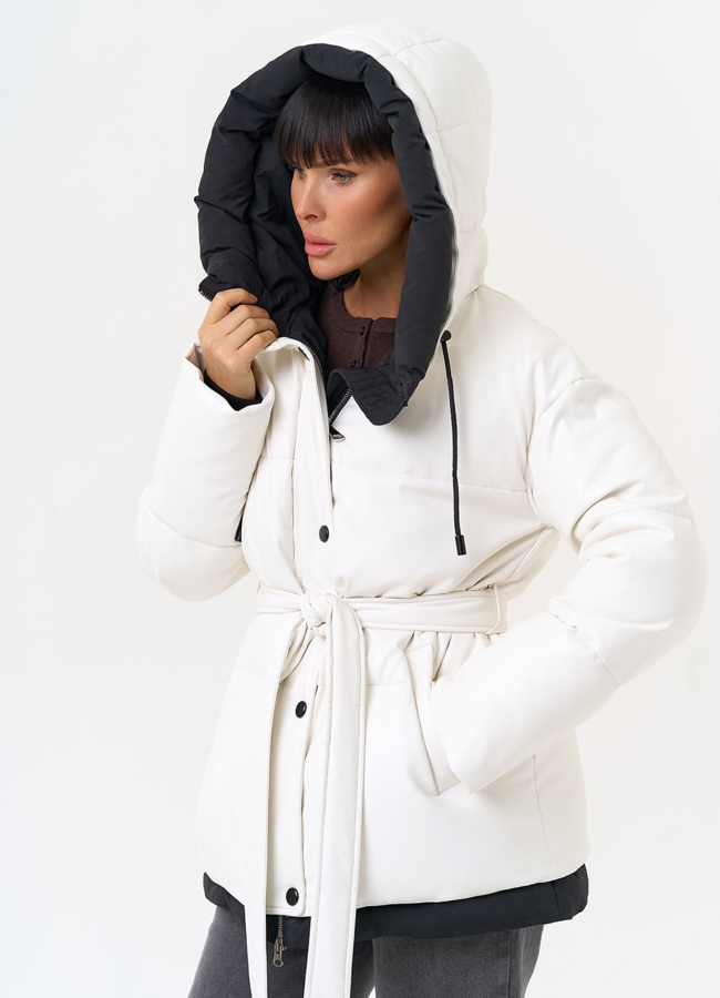 фото Белый пуховик из эко кожи с поясом модель № 30727