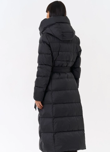 Женский длинный пуховик черного цвета с капюшоном