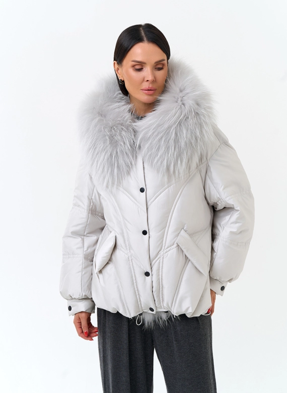 Женский пуховик с мехом енота на капюшоне фото