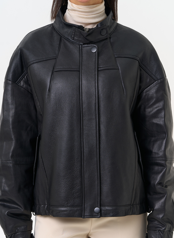 Женский пуховик из натуральной кожи черного цвета