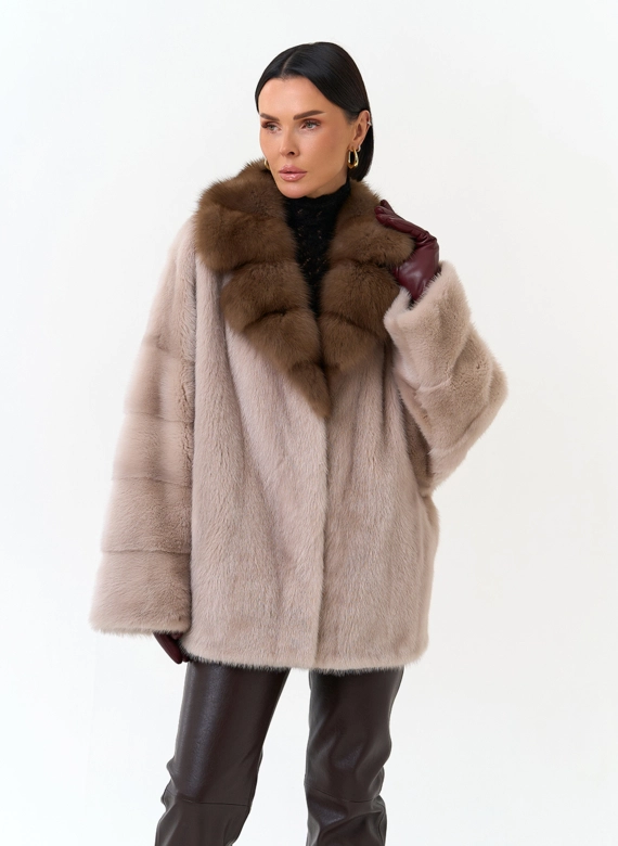 Женская шуба из меха норки с воротником из меха куницы  фото