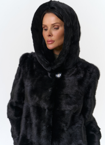 Шуба из норки с капюшоном черного цвета
