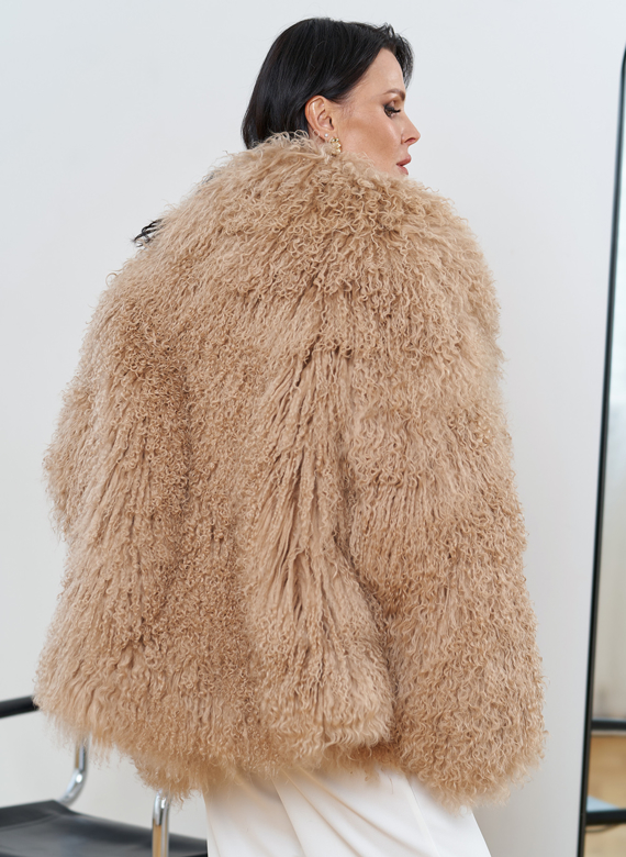 Женская шуба из меха ламы